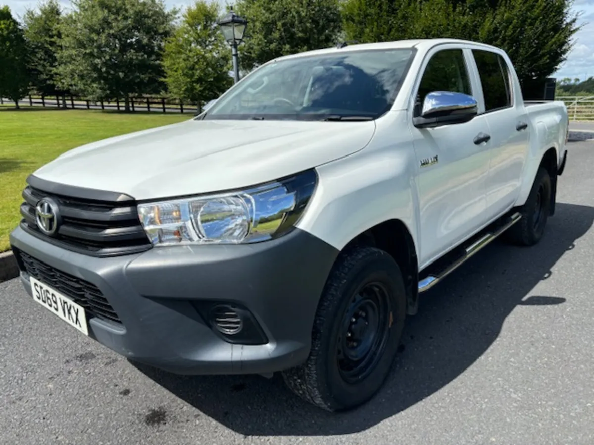 Toyota Hilux 2.4 D-4D Active 4WD Euro 6 4dr - Image 3
