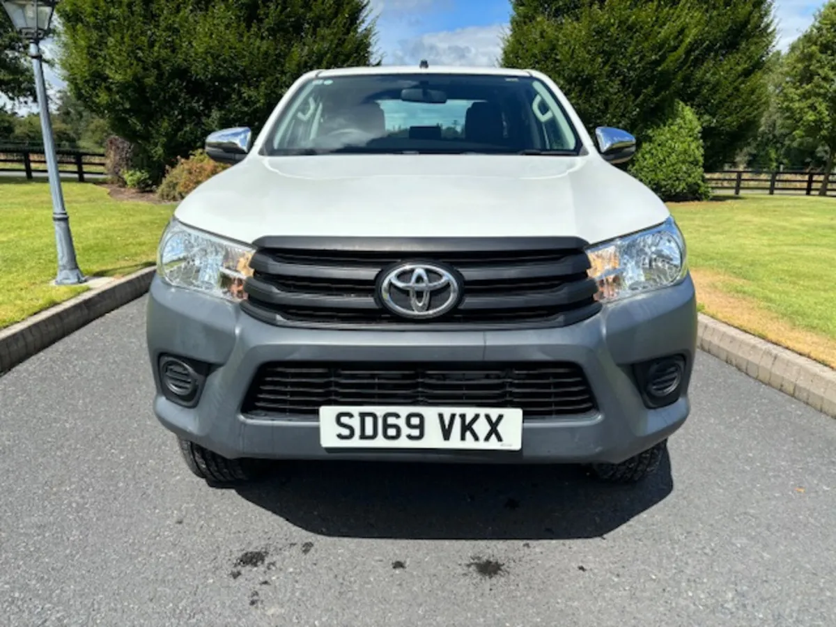 Toyota Hilux 2.4 D-4D Active 4WD Euro 6 4dr - Image 2