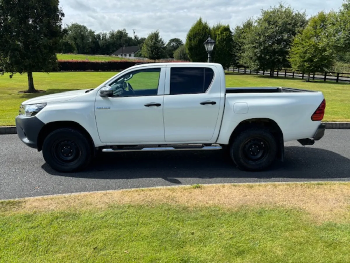 Toyota Hilux 2.4 D-4D Active 4WD Euro 6 4dr - Image 4