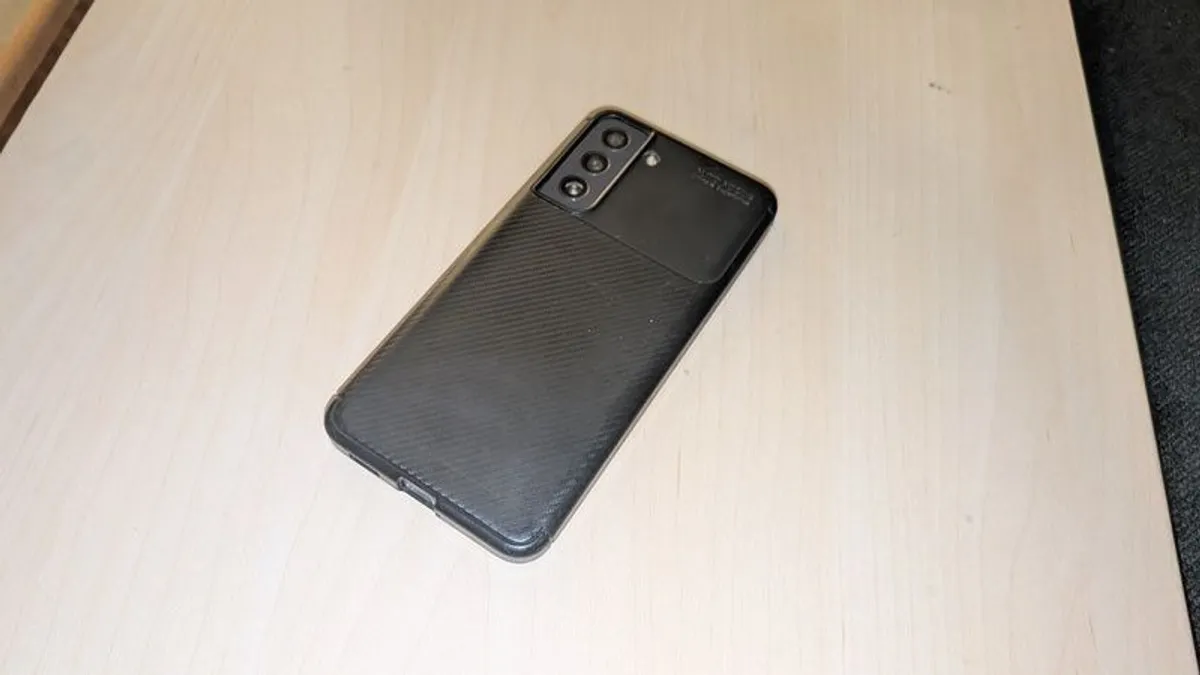 Samsung Galaxy S21 FE Black - SIM Free w/ Olixar Black Case - Image 2
