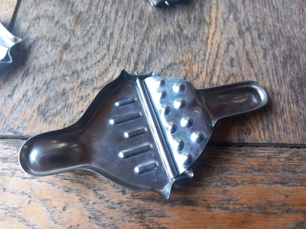 5 vintage lemon slice squeezers, D18 post 8e - Image 3