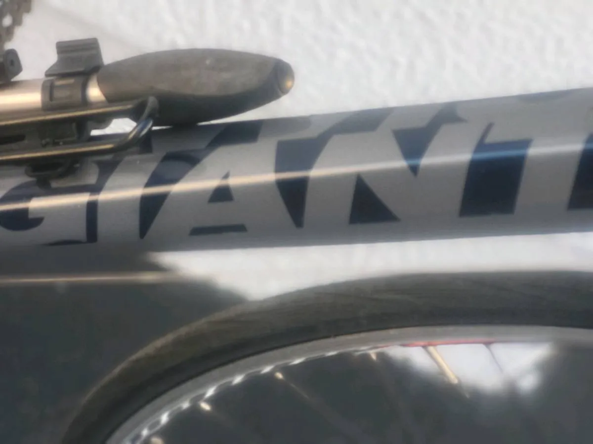 GIANT DEFY 5 ROAD BIKE - Image 2