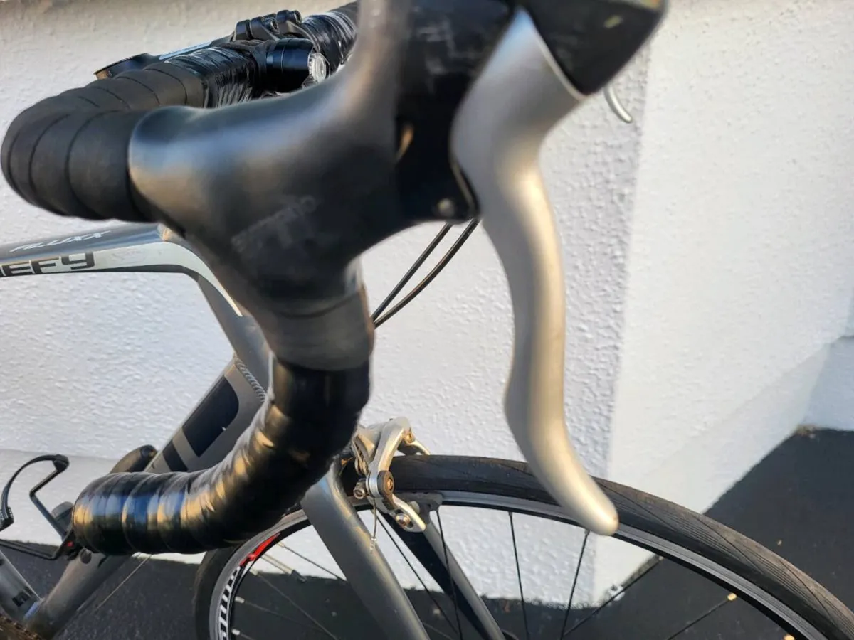 GIANT DEFY 5 ROAD BIKE - Image 4