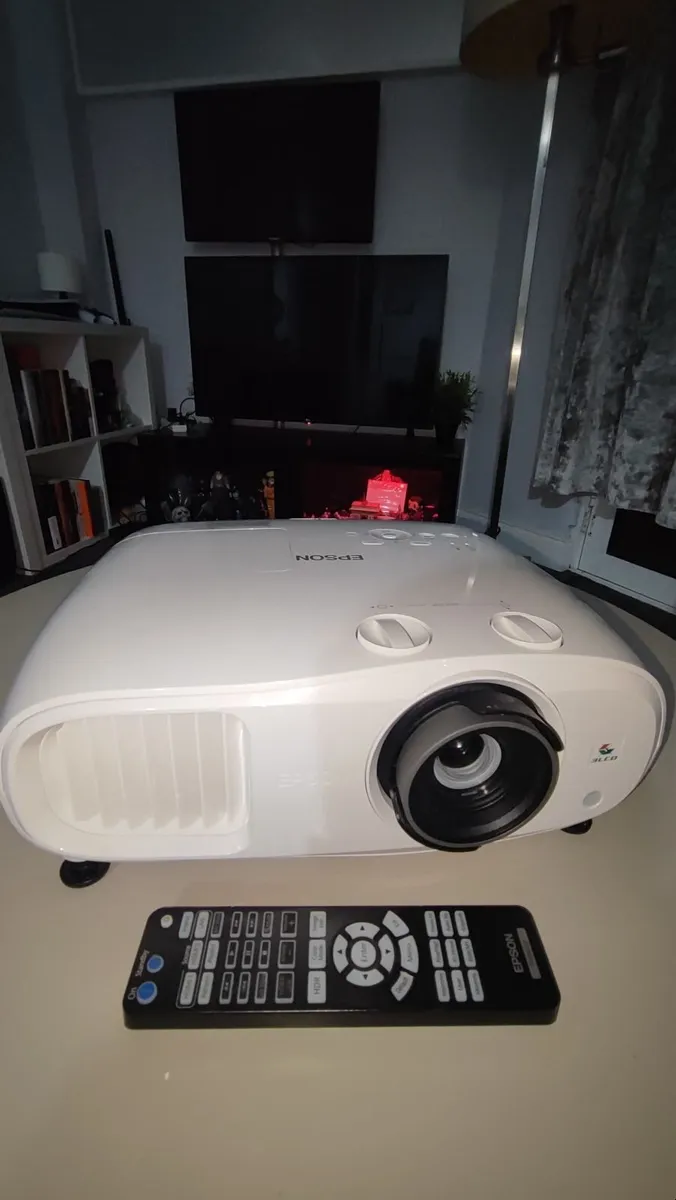 Epson Eh-tw7000 Projector, 4k, Wifi, Bluetooth - Image 1