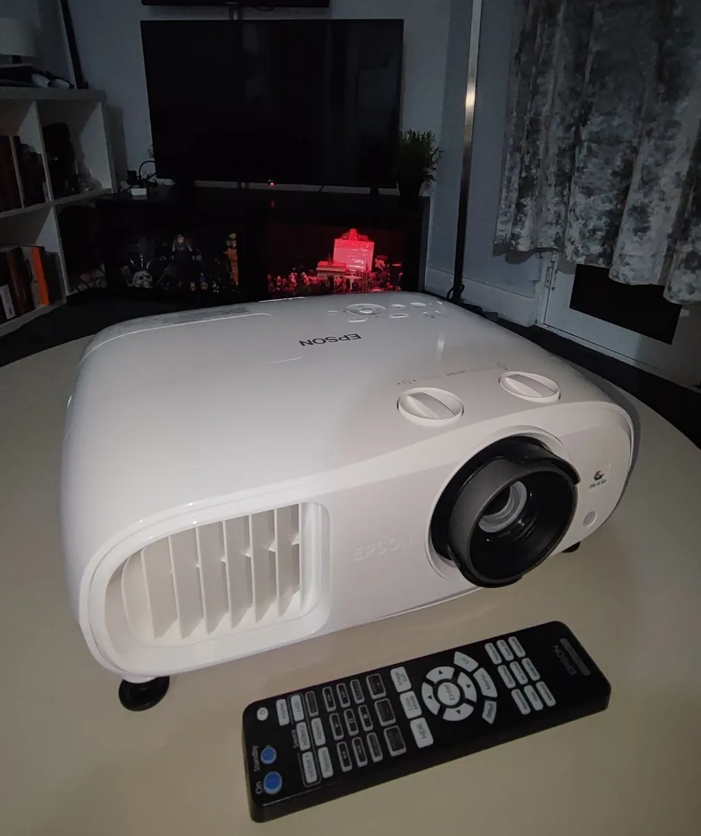 Epson Eh-tw7000 Projector, 4k, Wifi, Bluetooth - Image 3