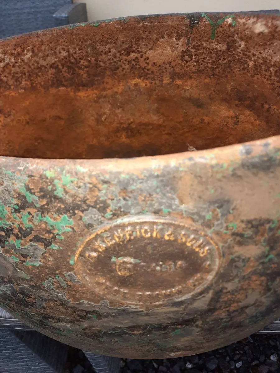 Large antique pot - Image 3