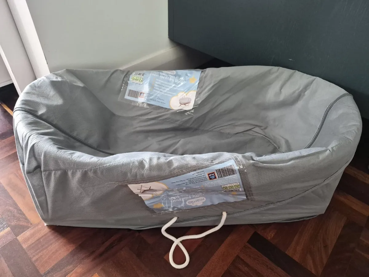 Mamia moses basket and stand - Image 1