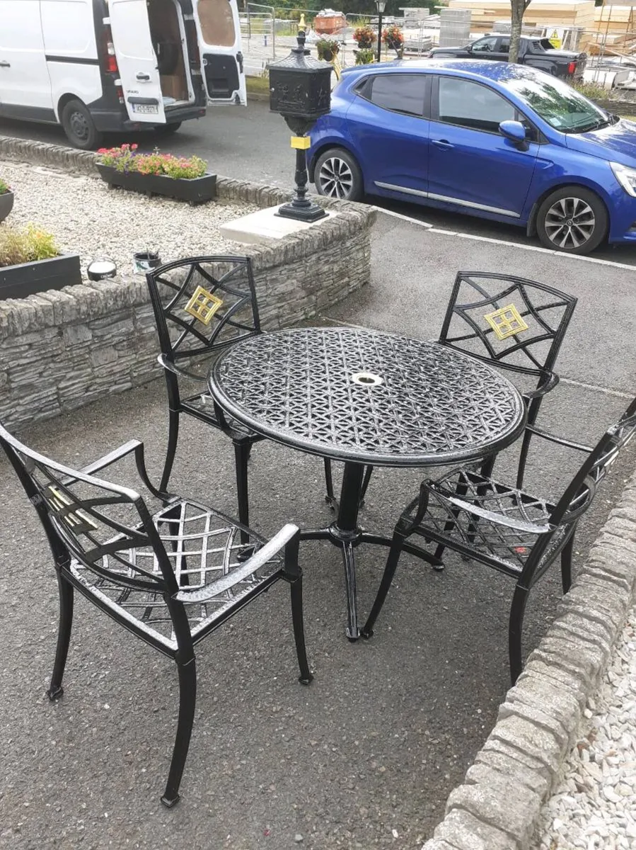 Cast aluminium table and 4 chairs - Image 1