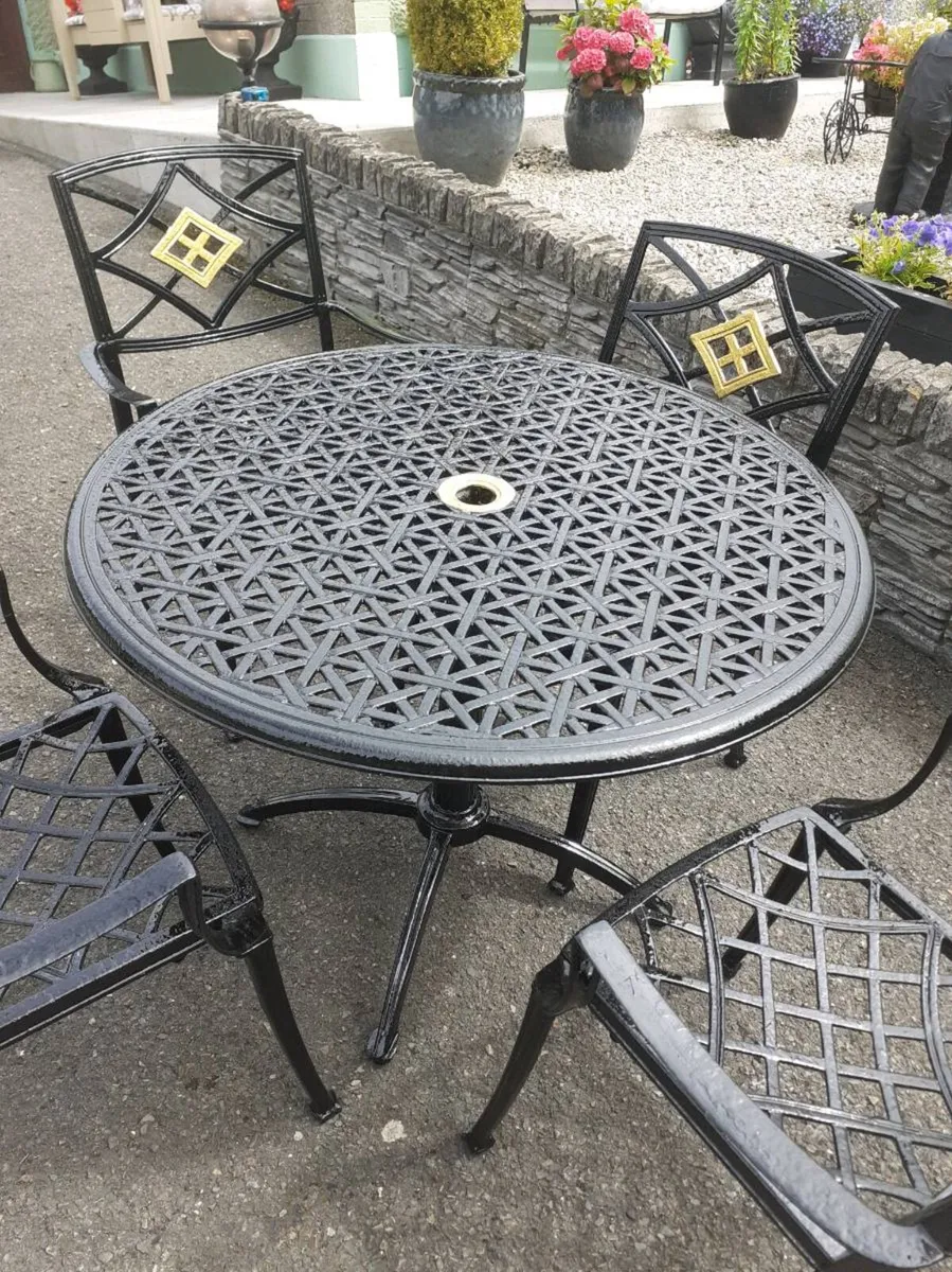 Cast aluminium table and 4 chairs - Image 2
