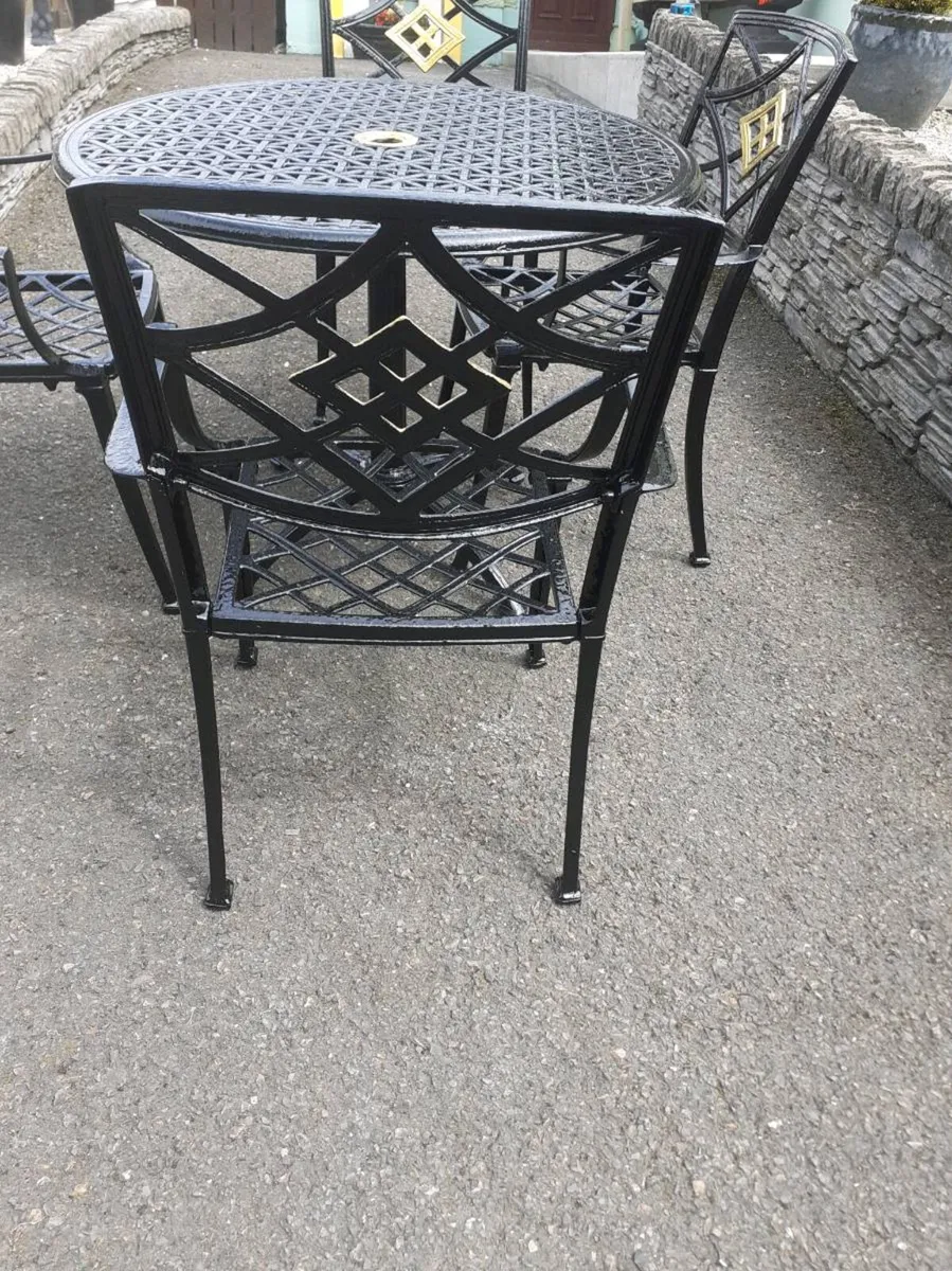 Cast aluminium table and 4 chairs - Image 3