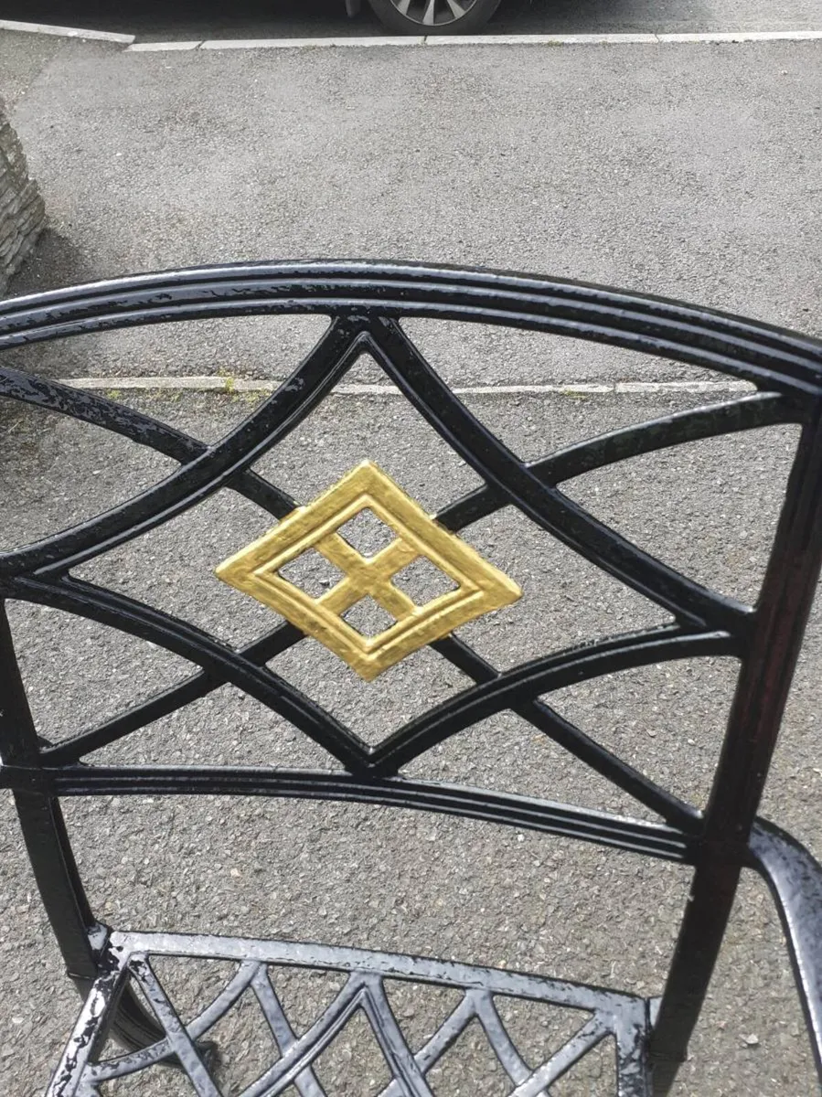 Cast aluminium table and 4 chairs - Image 4