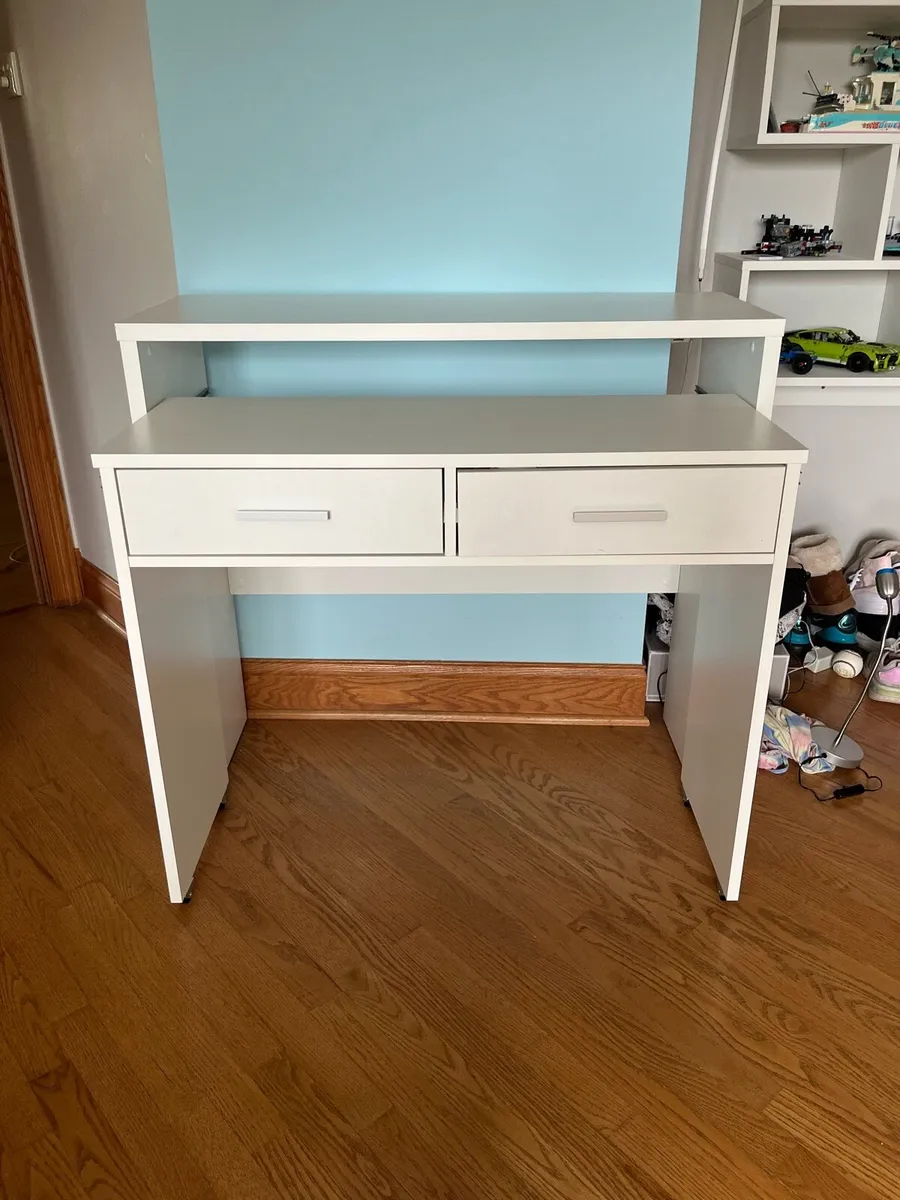 A white desk - Image 2