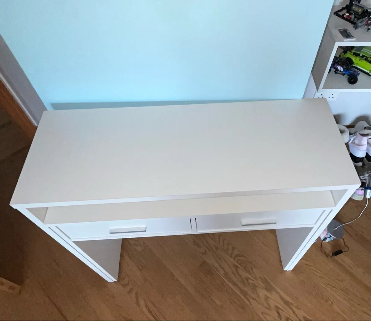 A white desk - Image 4