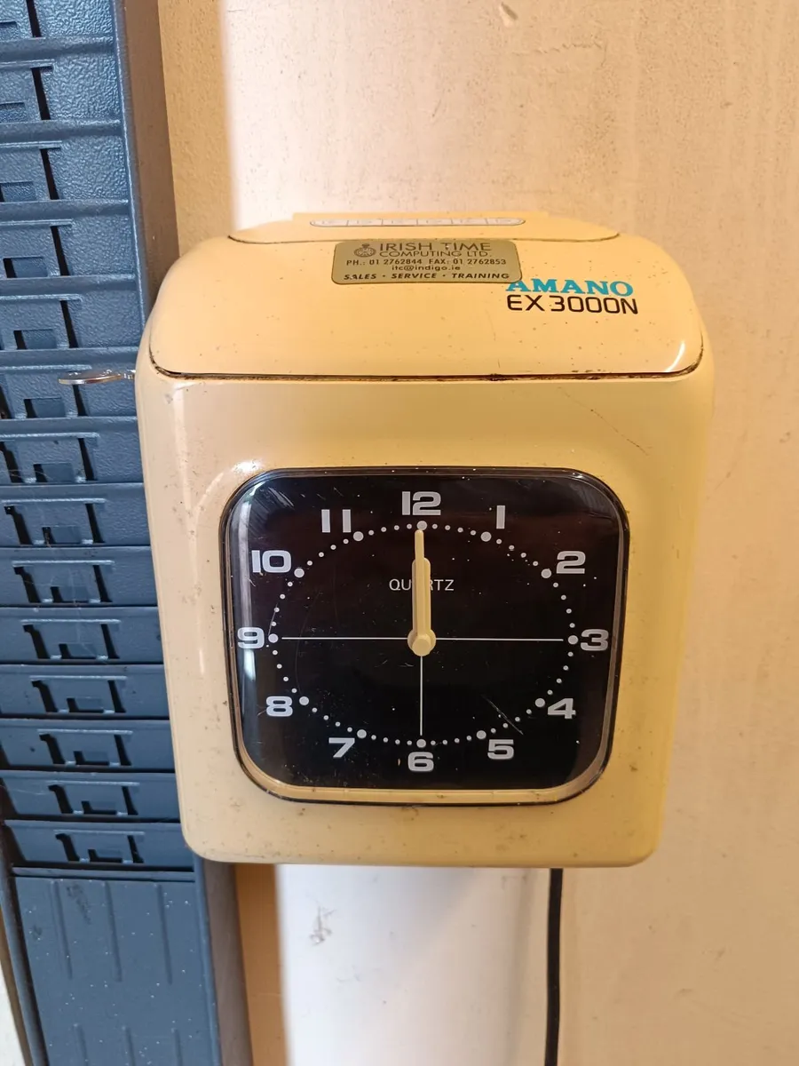 Amano time att clock comes wth key and card slots