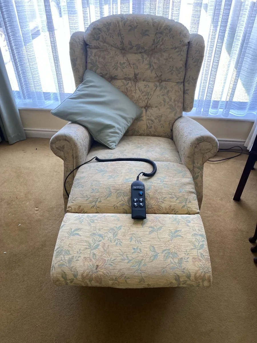 Celebrity Brand electric lift rise recliner Chair - Image 1