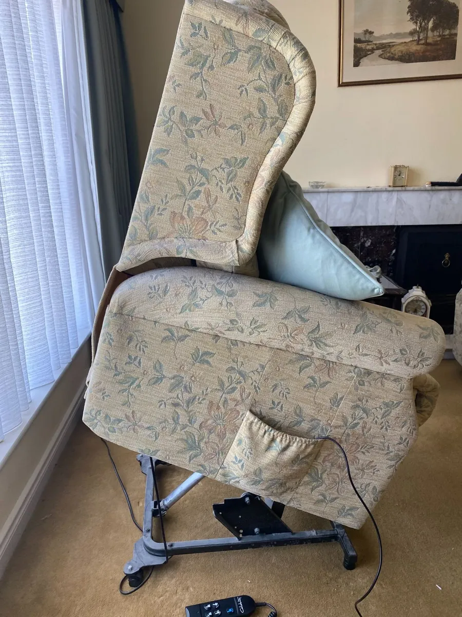 Celebrity Brand electric lift rise recliner Chair - Image 3