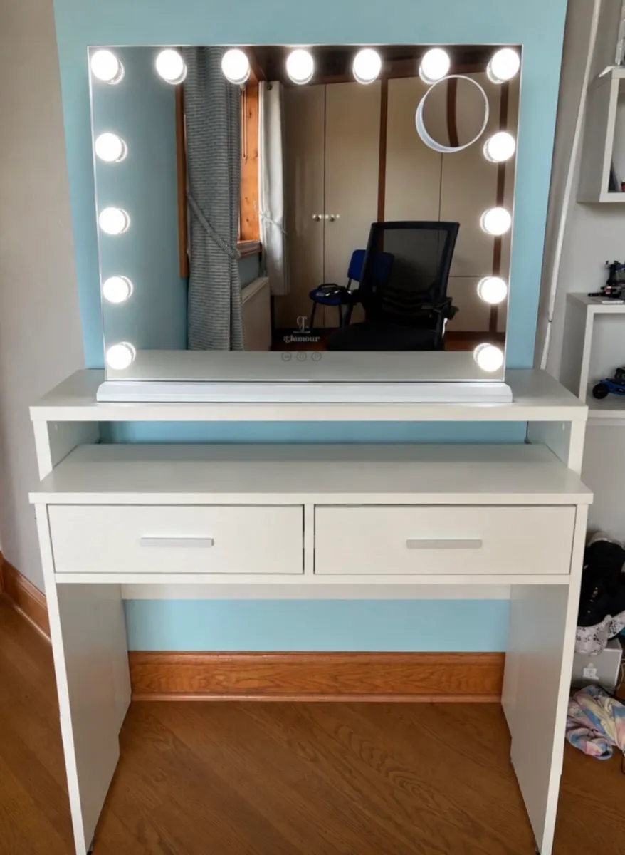 A vanity desk and Hollywood mirror - Image 1
