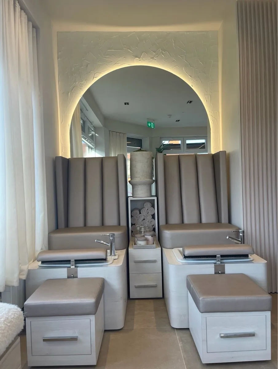 €800 each REM Pedicure Station & Stools included - Image 1