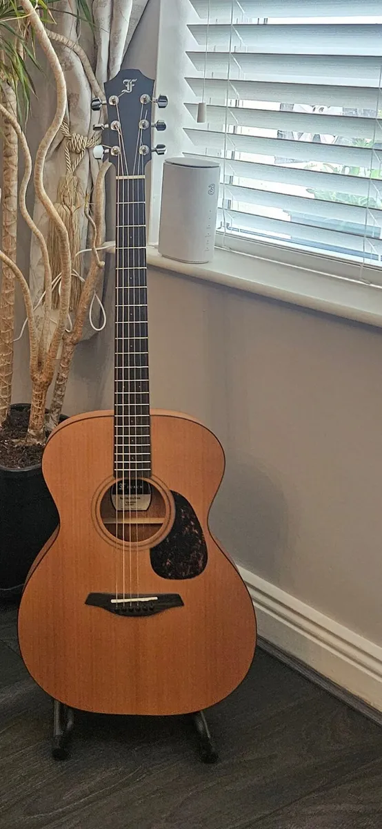 Furch guitar OM CM 4 months old with gig bag - Image 3
