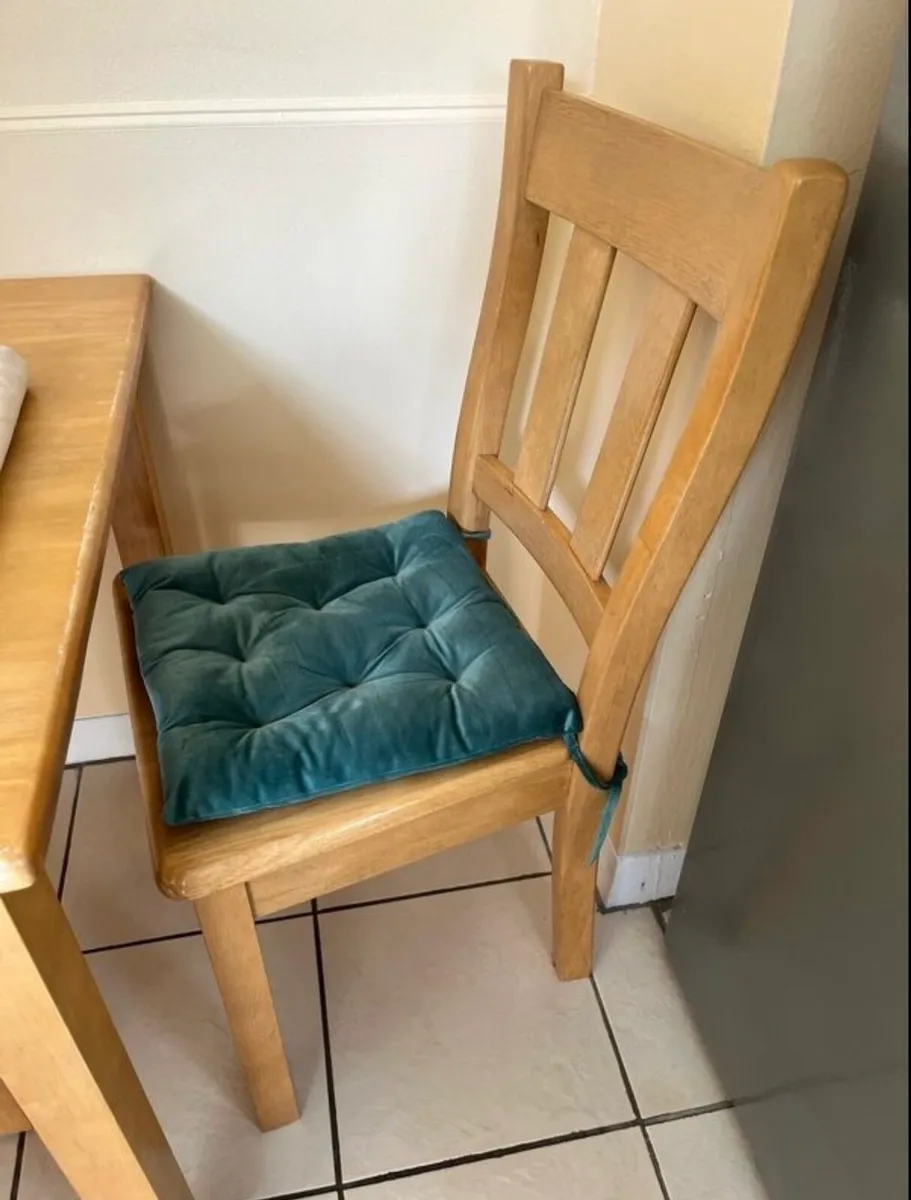 Table and chairs - Image 3