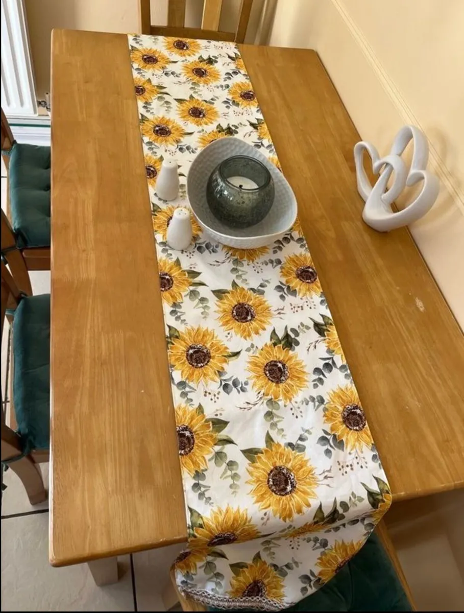 Table and chairs - Image 4
