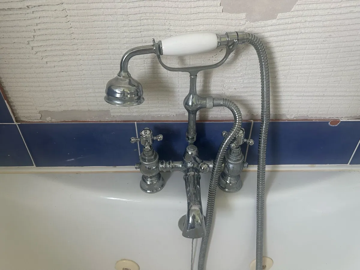 Jacuzzi and sink - Image 2