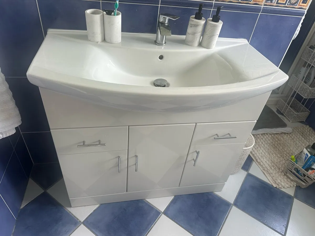 Jacuzzi and sink - Image 3