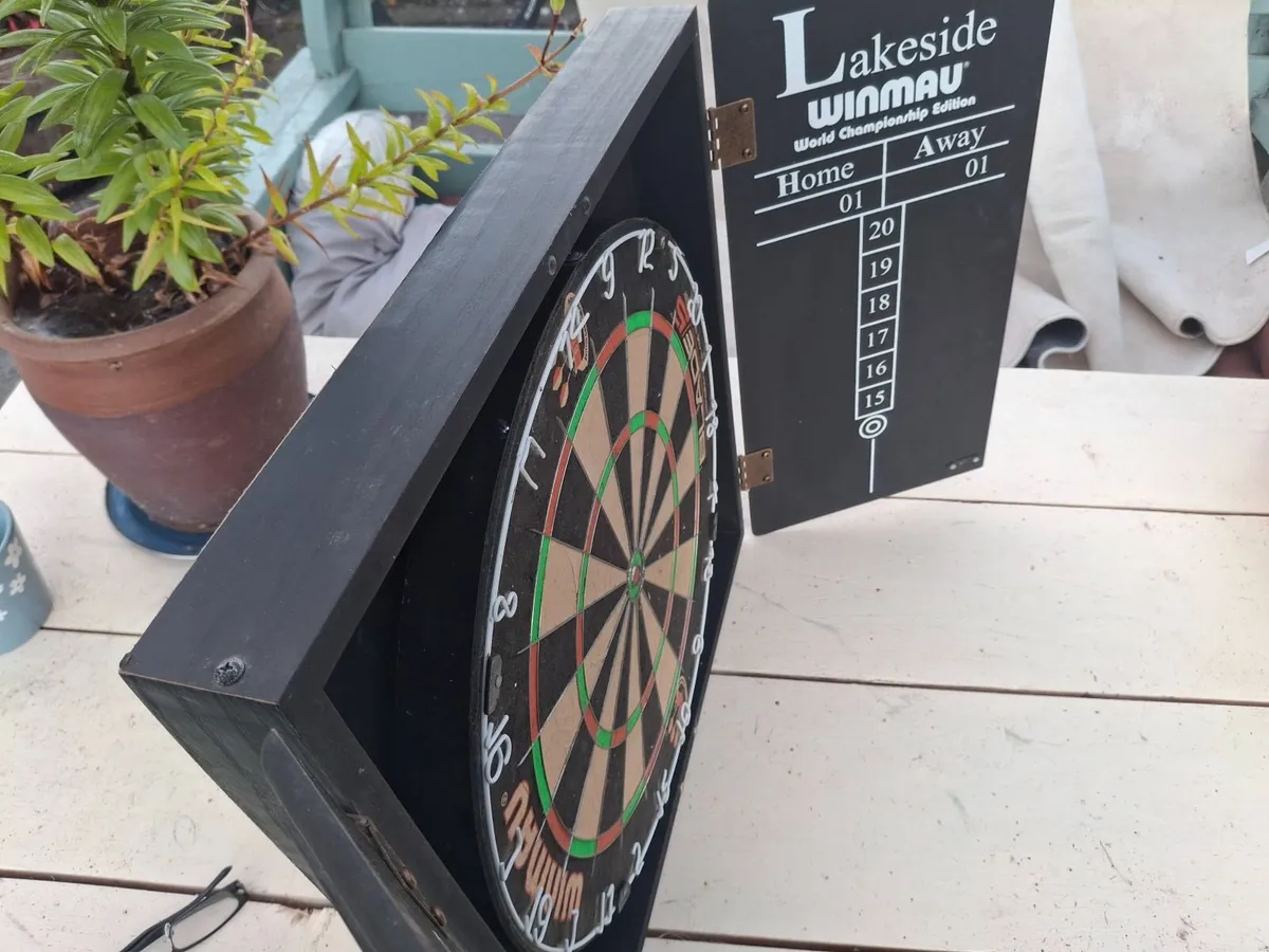 Dart board in cabinet - Image 3