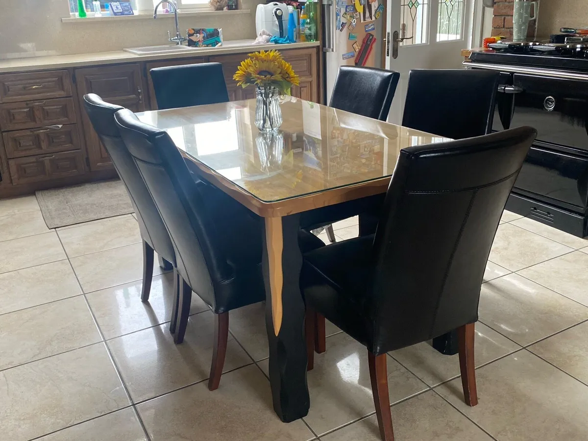 Table and chairs - Image 2