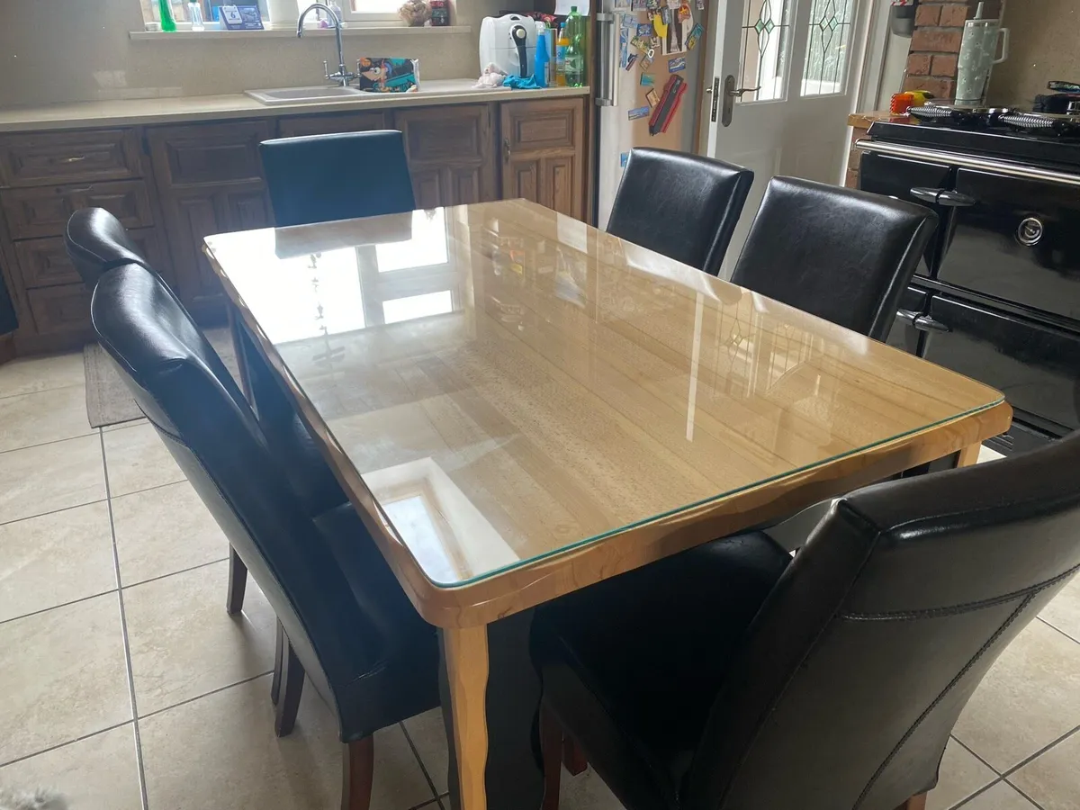 Table and chairs - Image 3