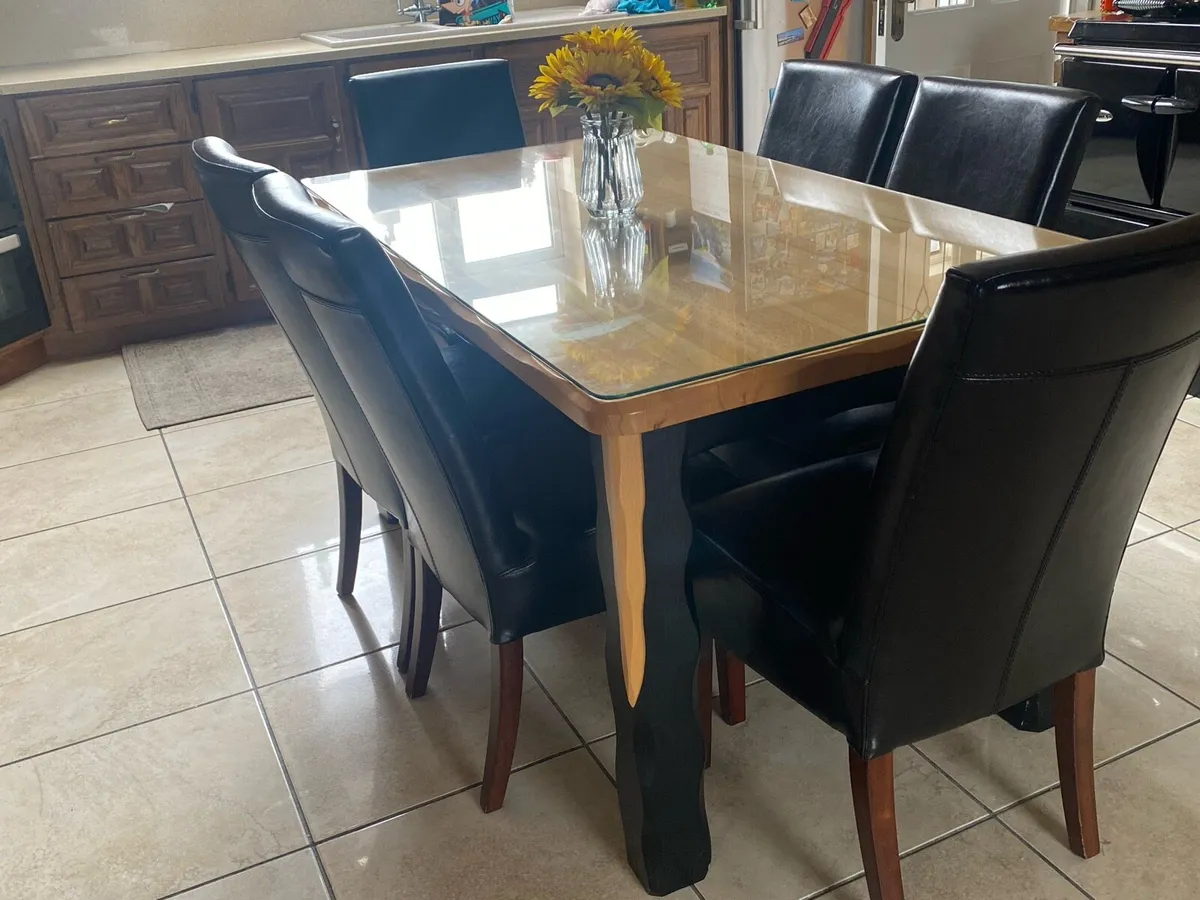 Table and chairs - Image 4