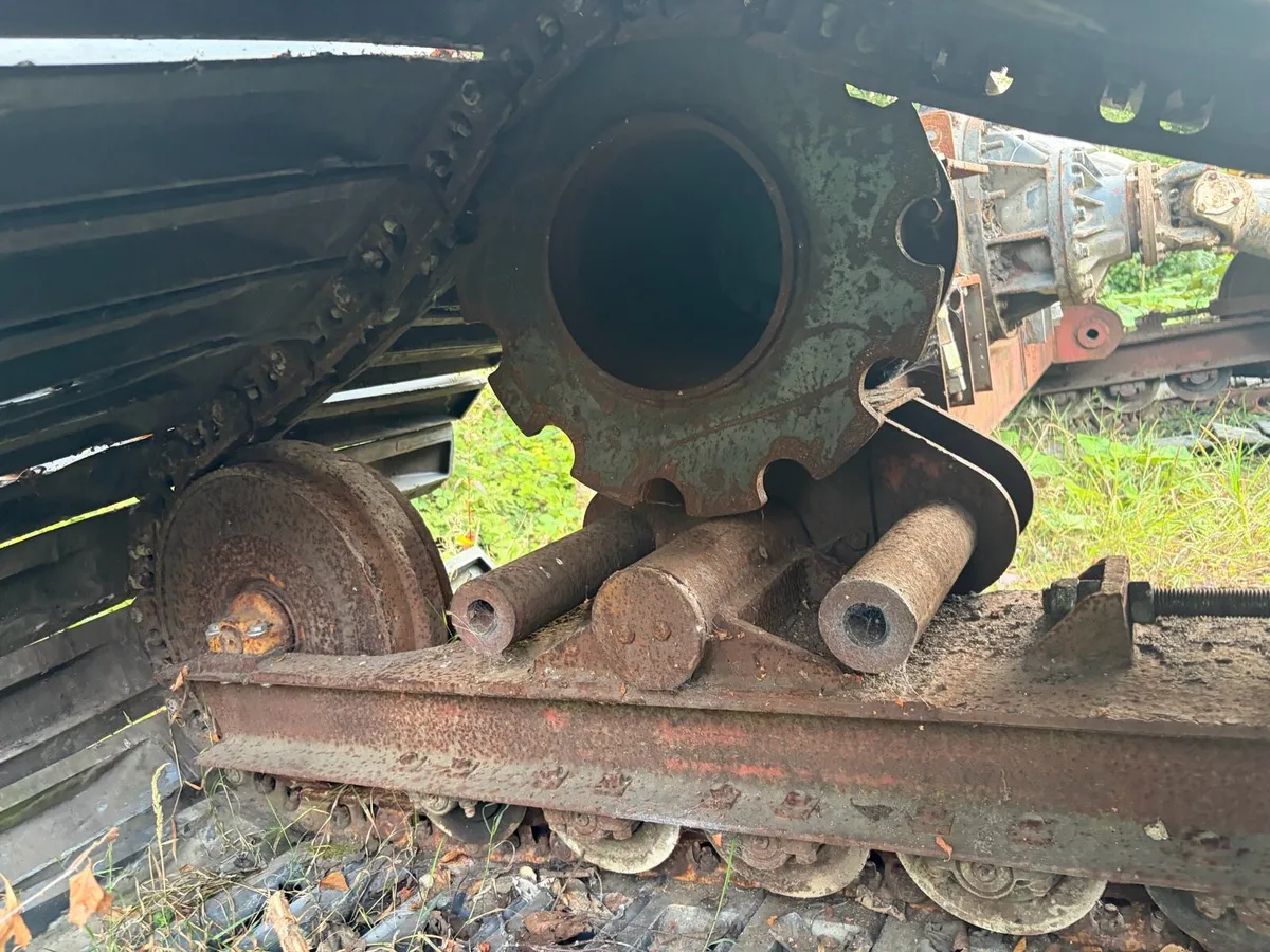 D3 FRAME ON TRACKS WITH DRIVE AXLE - Image 3