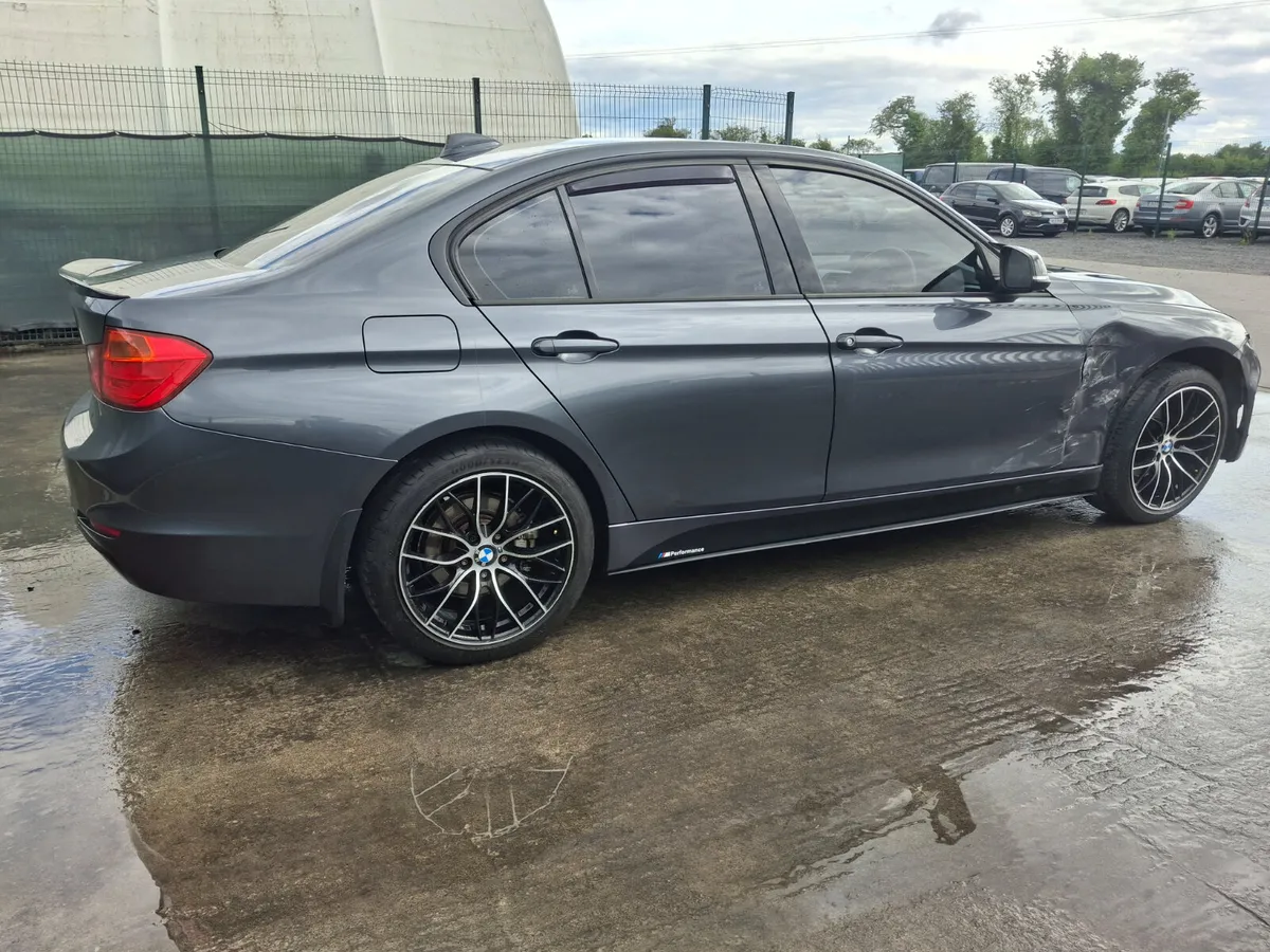2014 BMW  318D  kitted  Light Damage - Image 3