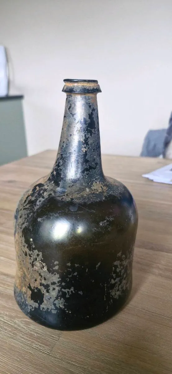 Antique bottle - Image 1