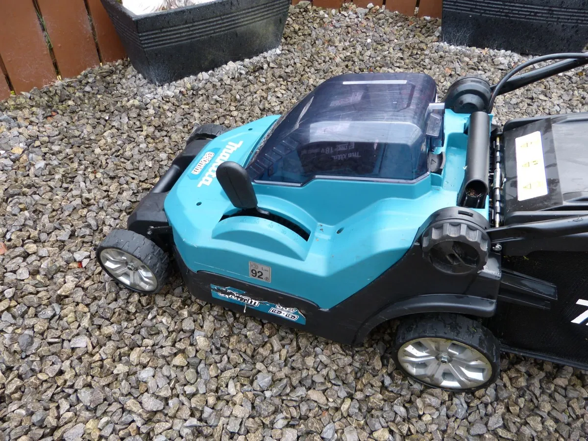 Makita Cordless Lawnmower 2 Batteries and Charger - Image 3