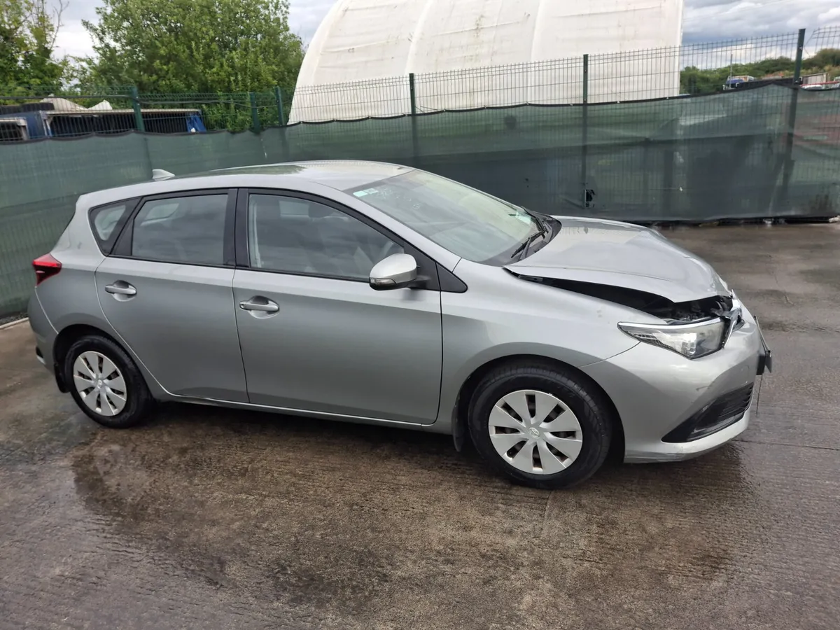2016 Toyota Auris  1.4 D4D - Image 1