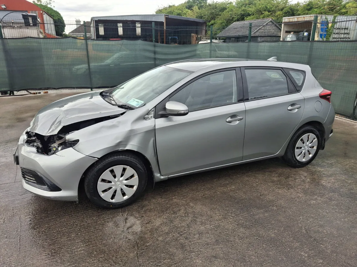 2016 Toyota Auris  1.4 D4D - Image 2