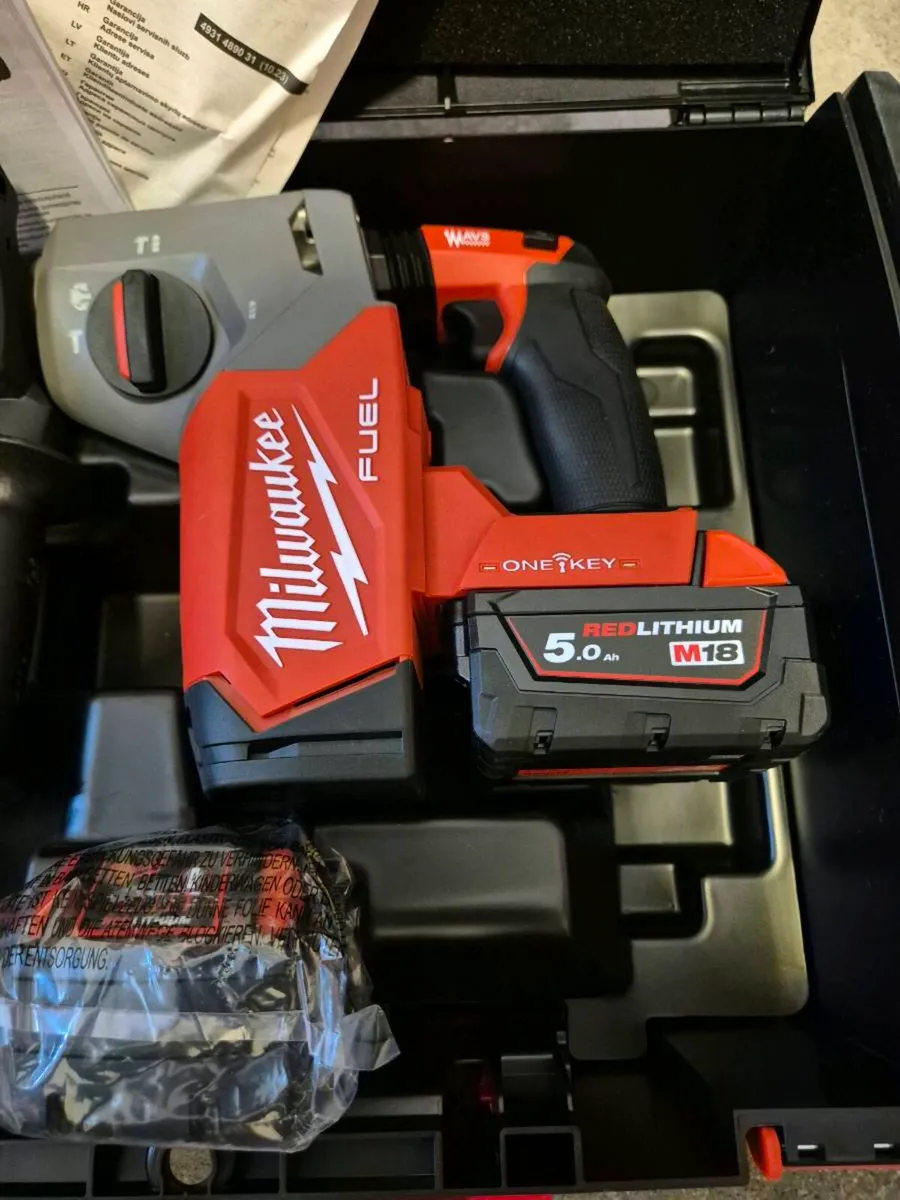 Milwaukee M18ONEFHX Fuel SDS-PLUS Hammer Drill Kit - Image 2