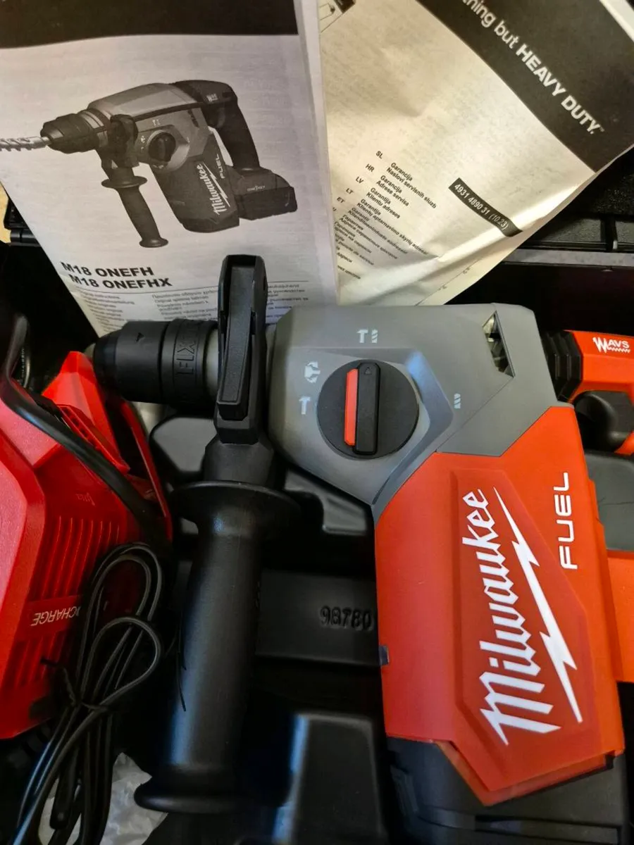 Milwaukee M18ONEFHX Fuel SDS-PLUS Hammer Drill Kit - Image 3