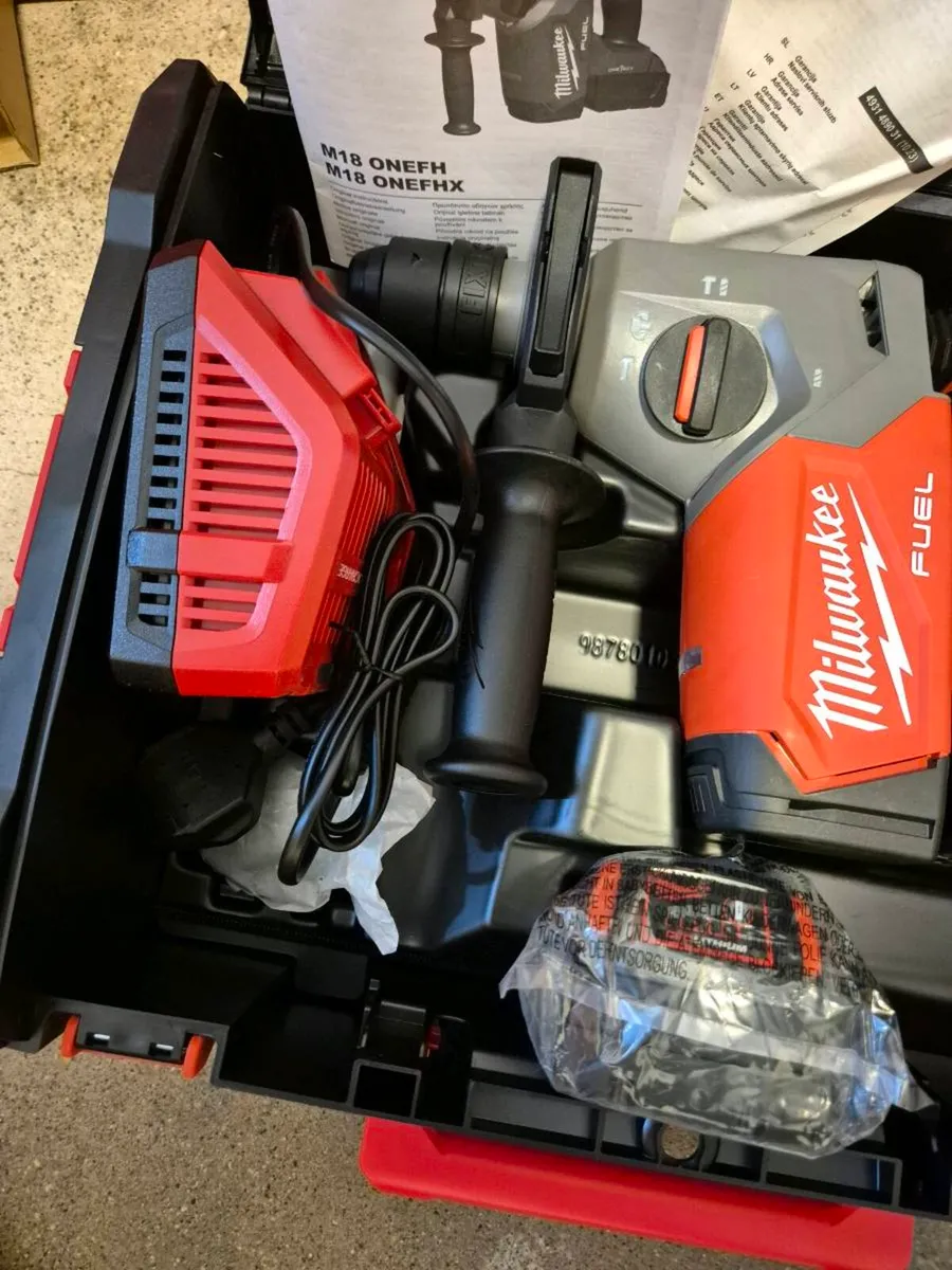 Milwaukee M18ONEFHX Fuel SDS-PLUS Hammer Drill Kit - Image 4