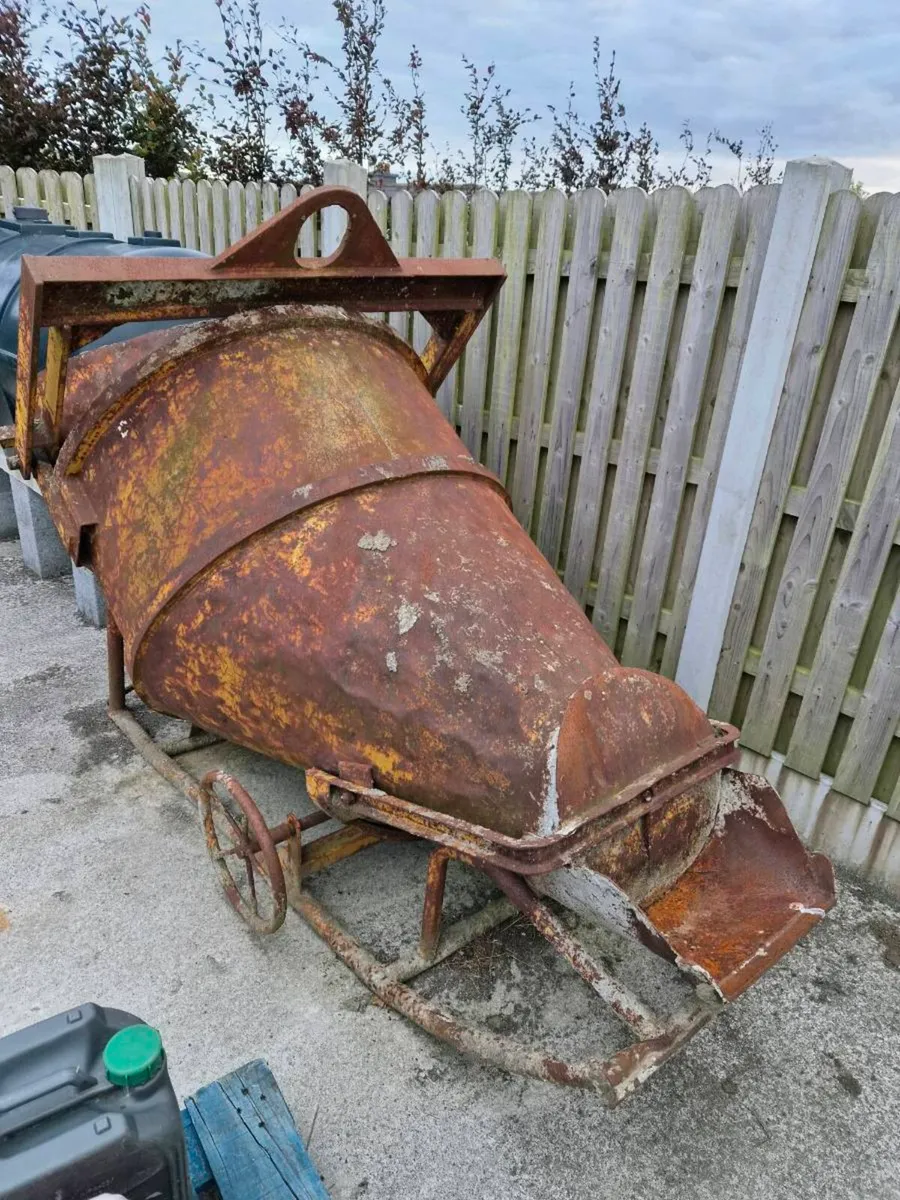 Concrete skip - Image 1