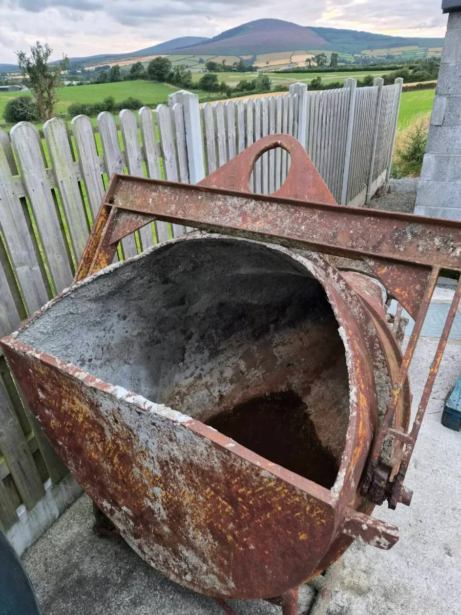 Concrete skip - Image 3