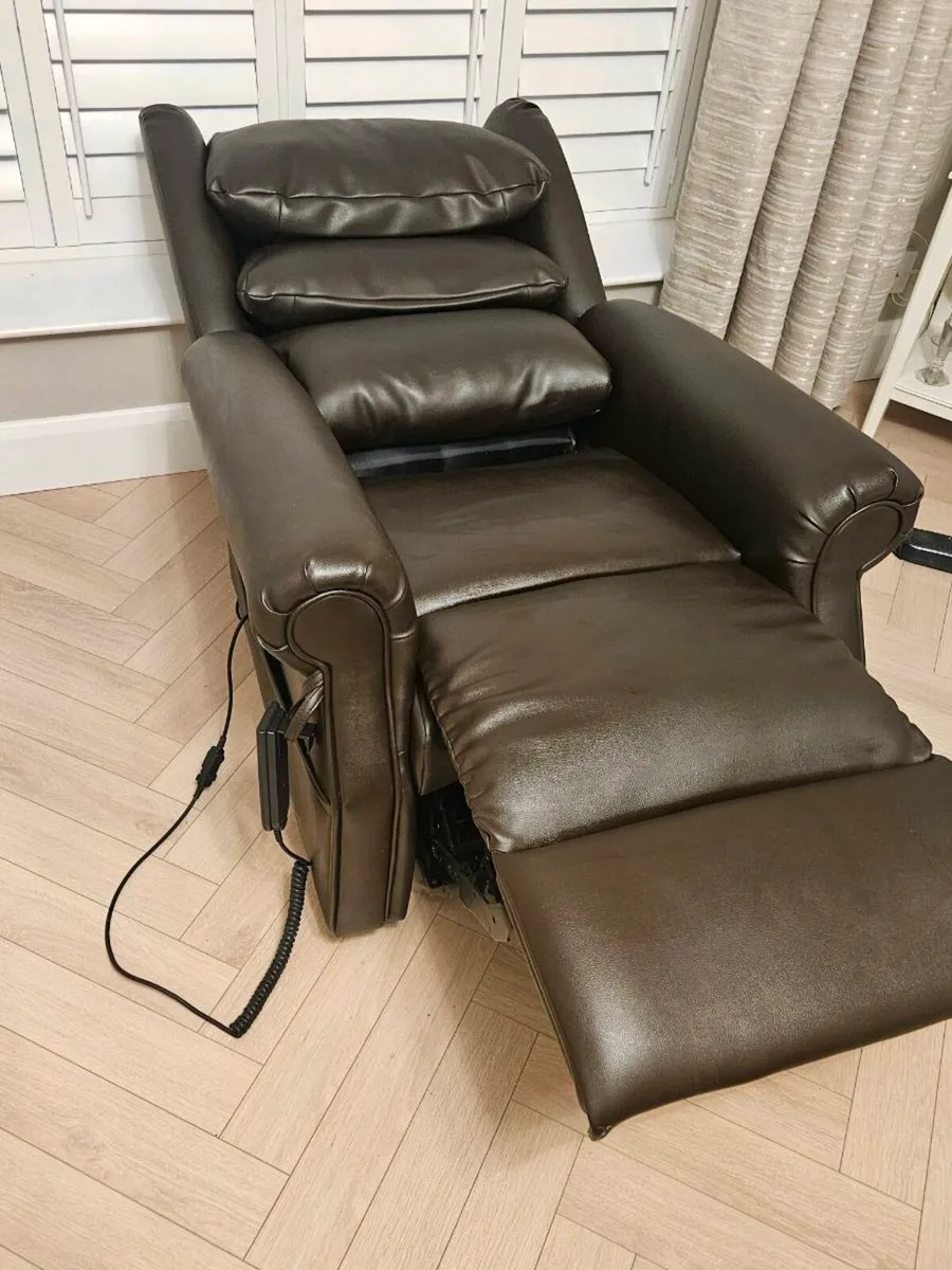 Riser Recliner - Image 4