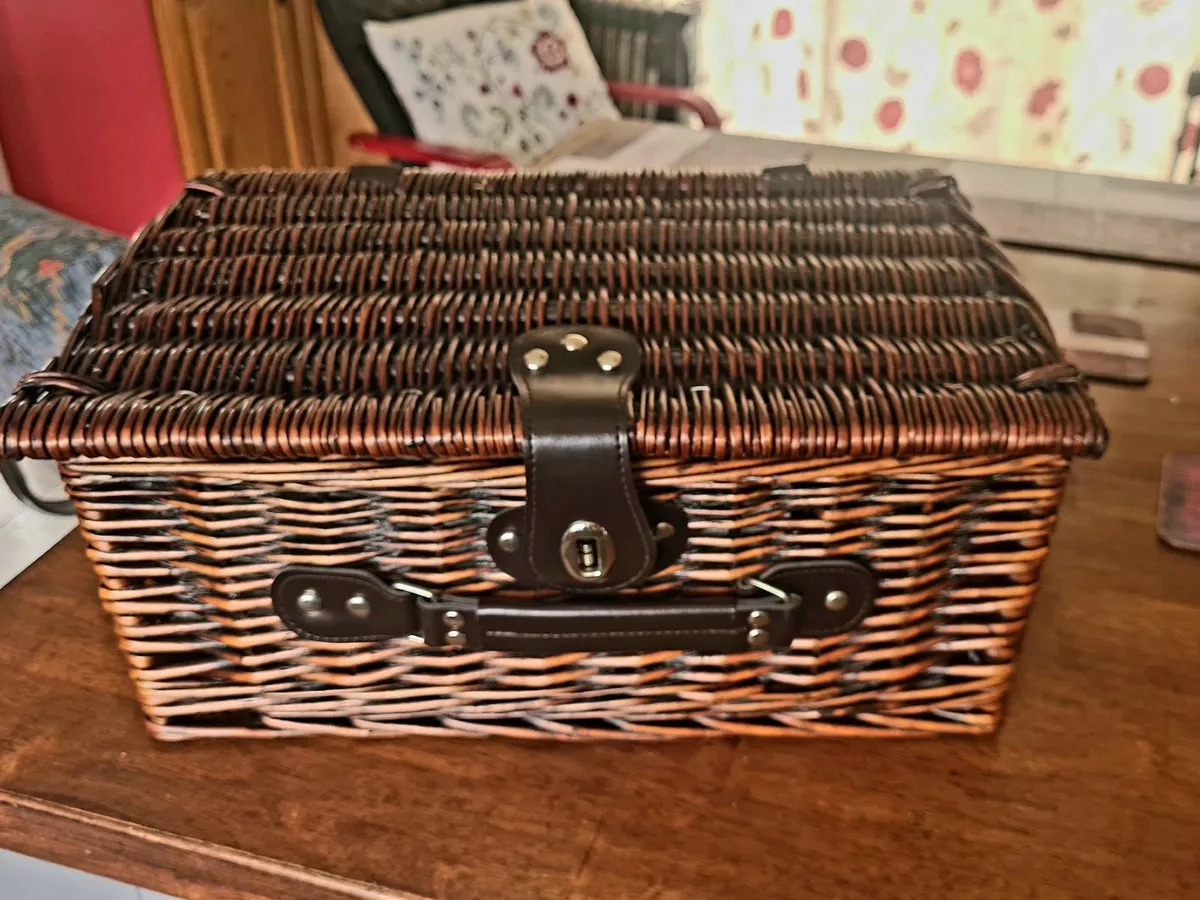 Picnic basket - Image 1