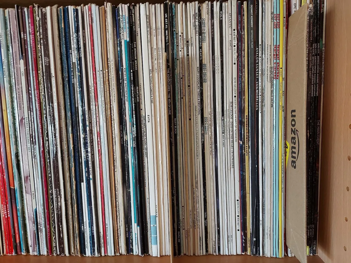 MASSIVE BUNDLE OF VINYL LPs - 70s & 80s - 06.08.26 - Image 1