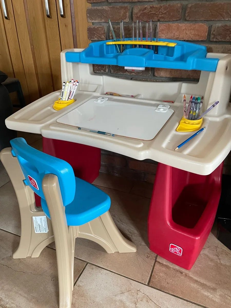 Kids art desk - Image 1