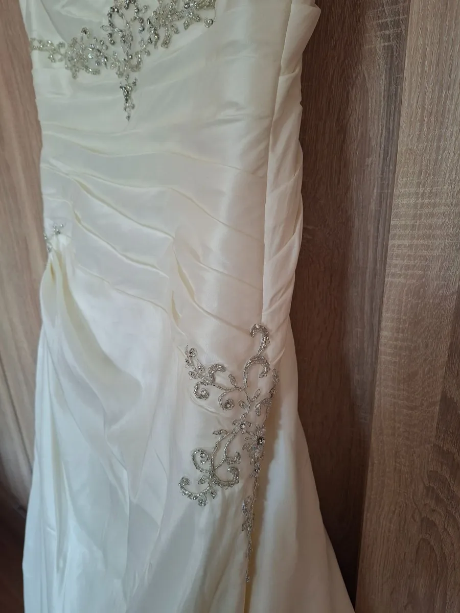 Wedding dress - Image 2