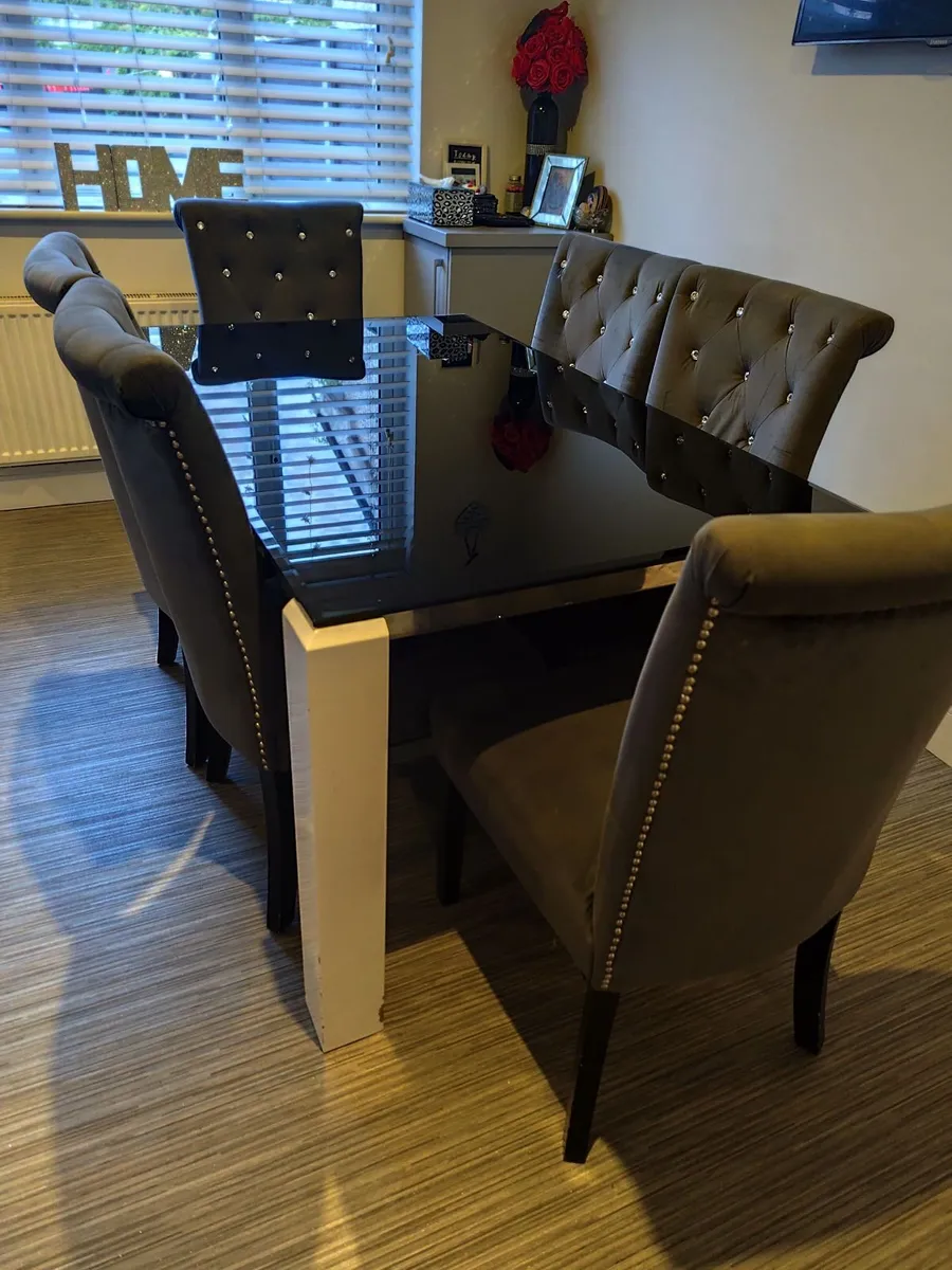 Table & Chairs & Bar Stools - Image 4