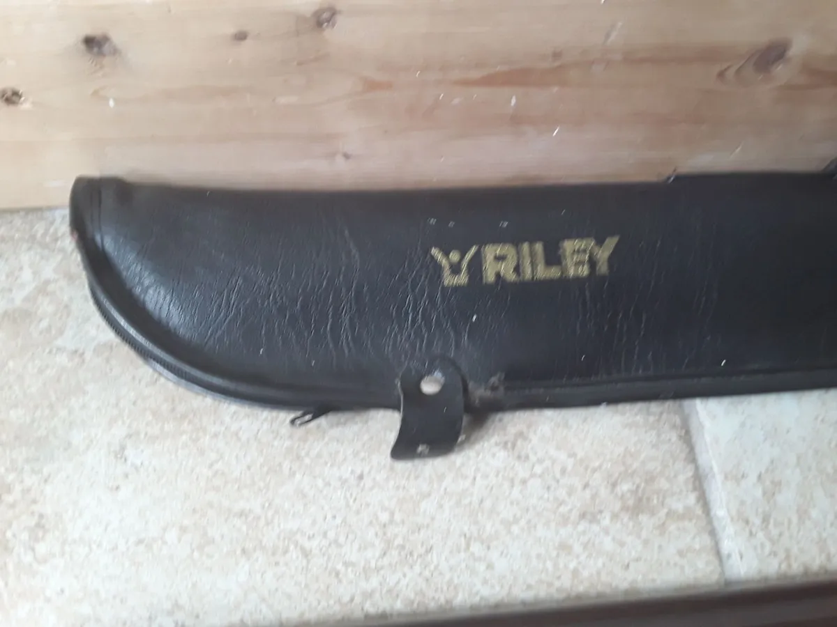 Collectible Riley two-piece snooker que - Image 3