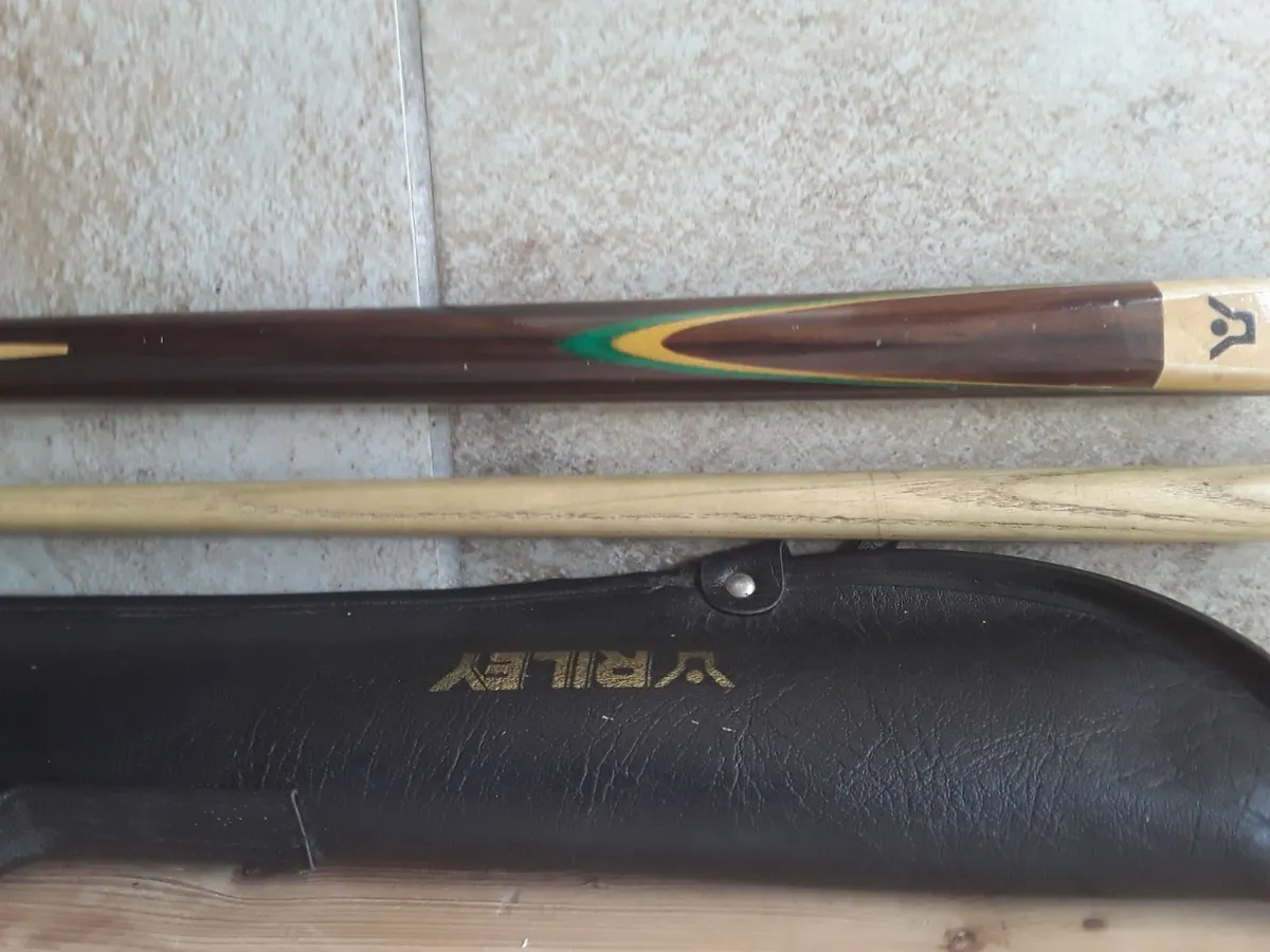 Collectible Riley two-piece snooker que - Image 1